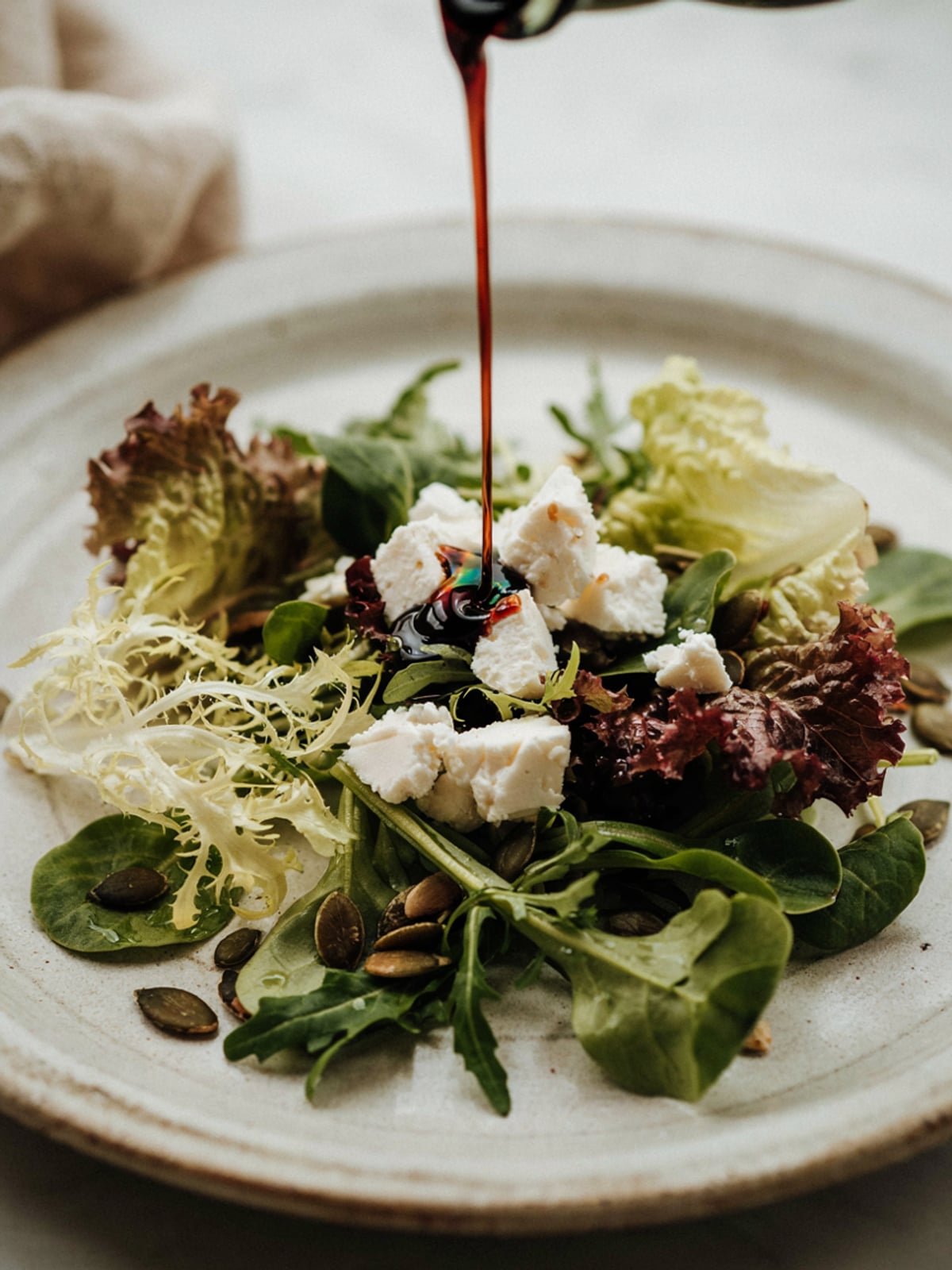 Salada de Queijo de Cabra com Óleo de Abóbora